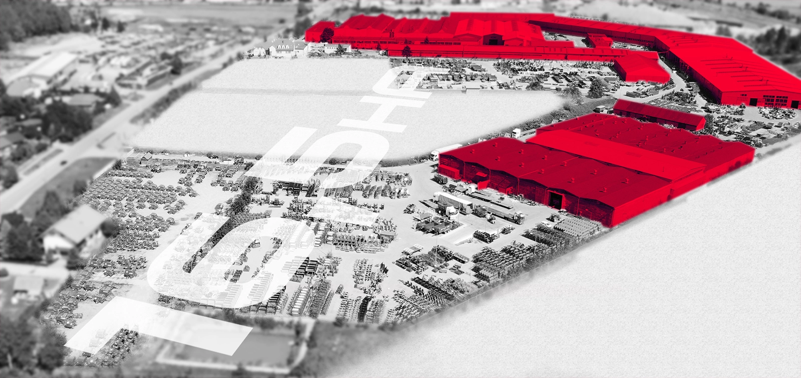 Teren firmy obejmuje 16,5 ha, w tym 4,3 ha stanowią hale zadaszone.